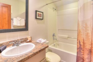 Articles de toilette écologiques, sèche-cheveux, serviettes fournies