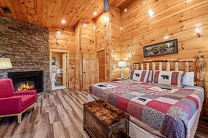 4 habitaciones, escritorio y tabla de planchar con plancha 