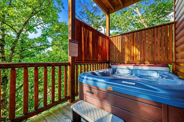 Bañera de hidromasaje al aire libre