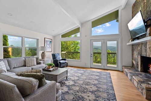 New! Incredible MTN Views! 3BR w/Hot Tub*Quiet!