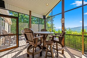 Outdoor dining - 4BR w/Incredible Views! Hot Tub*Privacy! (Walland)