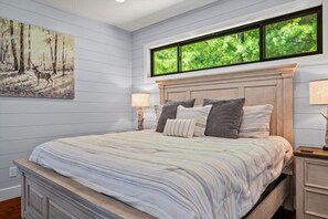 4 habitaciones, escritorio y tabla de planchar con plancha 