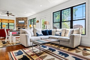 TV, fireplace - 4BR w/Incredible Views! Hot Tub*Privacy! (Walland)