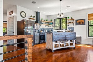 Fridge, microwave, oven, stovetop - 4BR w/Incredible Views! Hot Tub*Privacy! (Walland)