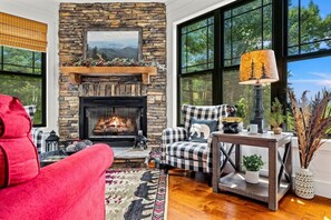 TV, fireplace - 4BR w/Incredible Views! Hot Tub*Privacy! (Walland)