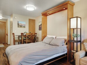 Free WiFi, bed sheets - Mountain Studio With Hot Tub, Sauna, and Indoor Heated Pool (Brian Head)