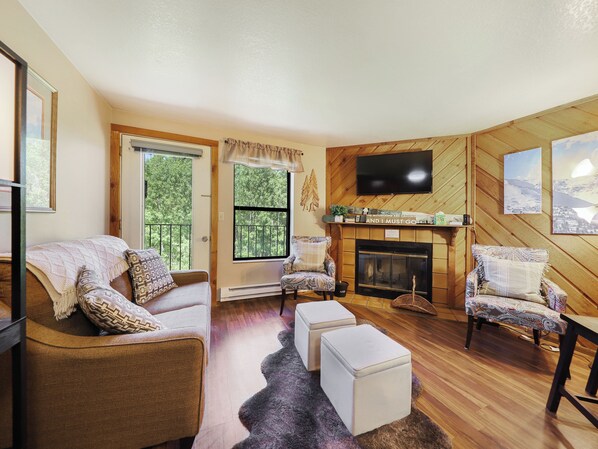 Smart TV, foosball, table tennis - Mountain Studio With Hot Tub, Sauna, and Indoor Heated Pool (Brian Head)
