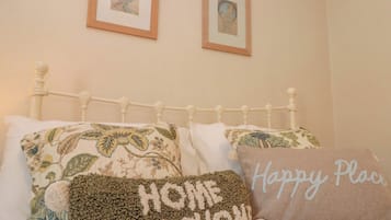 2 kamar tidur dan didekorasi berbeda-beda