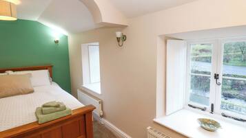 Cottage | 2 bedrooms, individually decorated, individually furnished, free WiFi