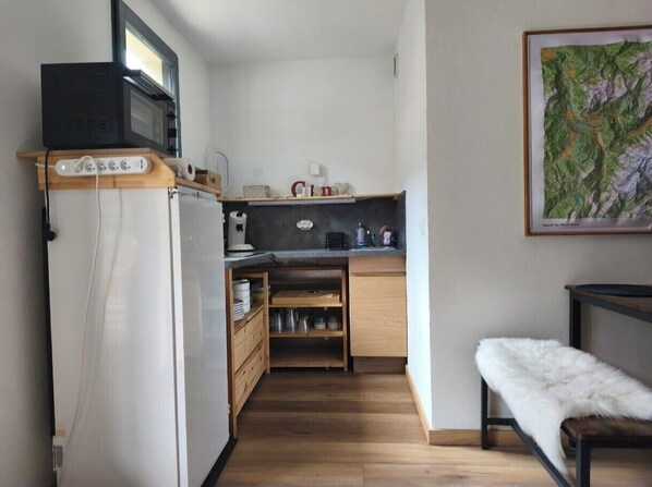 Fridge, oven, coffee/tea maker