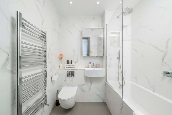 Dusche, Haartrockner, Shampoo