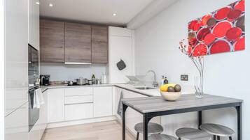 Køleskab, mikrobølgeovn, ovn, kogeplade