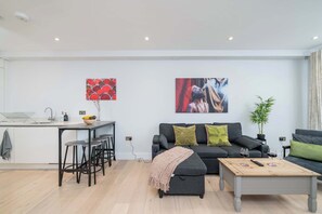 TV - 2Bed 2Bath @ Hendon - 3 min to Train - 65 Inch TV (London)