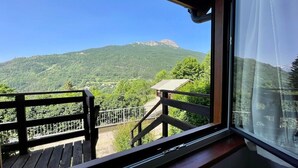 A balcony with a view of a mountain and greenery. - Apartment for 4 with with nice view of Briançon (Briançon)