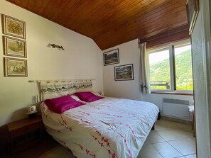 1 camera, ferro/asse da stiro