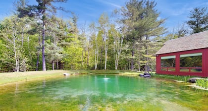 Converted silo apartment, peaceful grounds, two ponds, kitchenette, internet