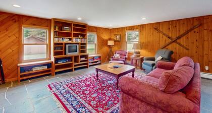 Converted silo apartment, peaceful grounds, two ponds, kitchenette, internet