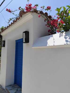 Exterior detail - Seaside Soul-Sunset Comfort Home (Lukova)