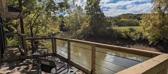 Cozy cabin with WiFi and AC in welcoming Willcreek River