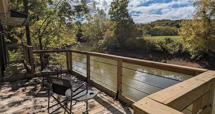 Cozy cabin with WiFi and AC in welcoming Willcreek River