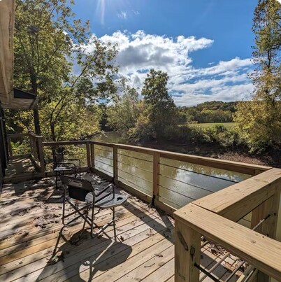 Cozy cabin with WiFi and AC in welcoming Willcreek River