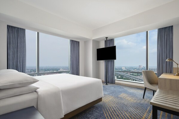 Junior Suite, 1 King Bed, Non Smoking | Premium bedding, in-room safe, desk, iron/ironing board