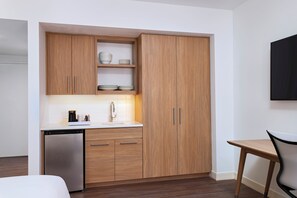 客房內保險箱、書桌、筆電工作空間、熨斗/熨衣板