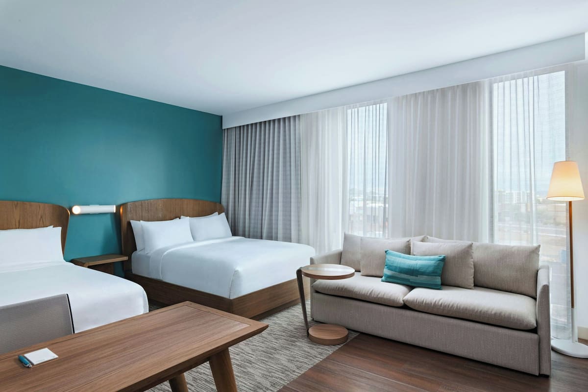 Studio, plusieurs lits | Coffres-forts dans les chambres, bureau