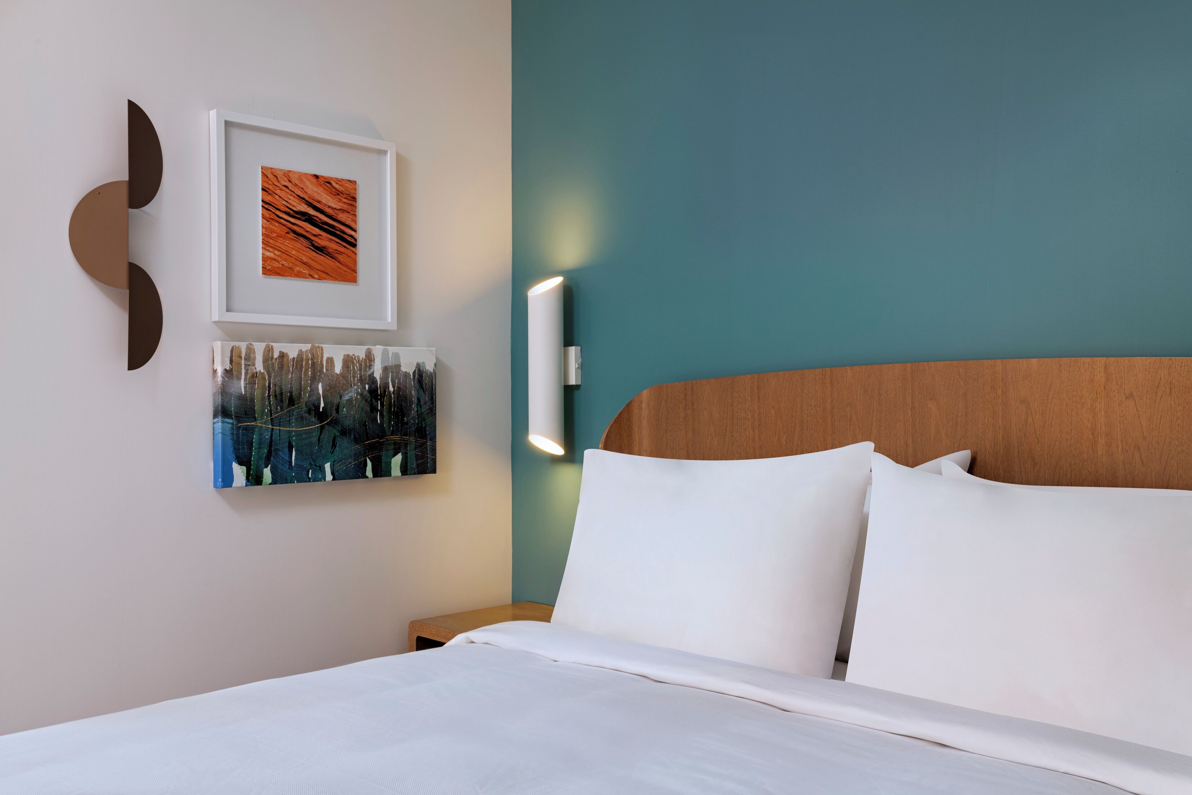 Standard Room, 1 King Bed | In-room safe, desk, laptop workspace, iron/ironing board