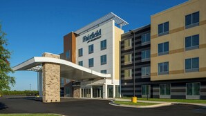 A Fairfield by Marriott hotel with a modern design, featuring a covered entrance and multiple floors. - Fairfield By Marriott Inn & Suites Foley (Foley)