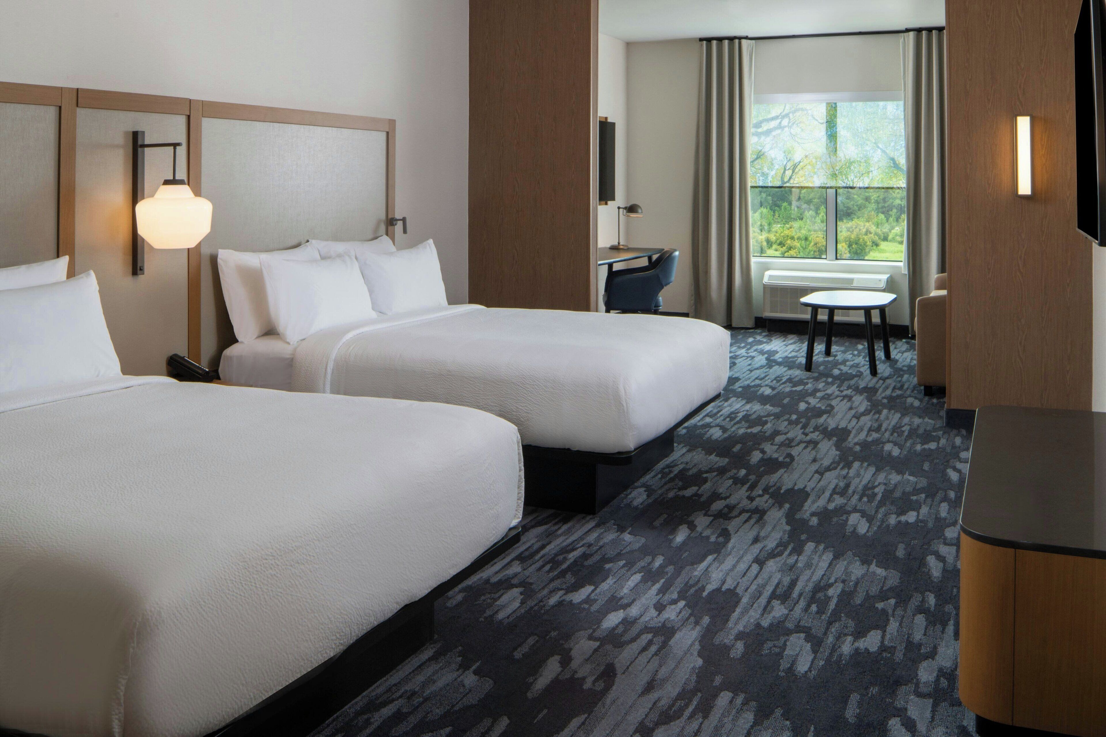 Suite, Mehrere Betten | Schreibtisch, laptopgeeigneter Arbeitsplatz, kostenloses WLAN