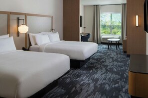 مكتب ومساحة عمل للكمبيوتر المحمول وواي فاي مجانًا وملاءات أسرّة