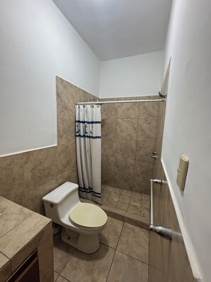 Regadera, toallas, papel de baño