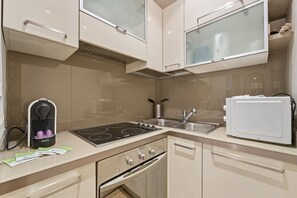 Refrigerador, microondas, horno y lavavajillas