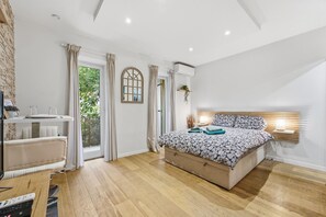 Tabla de planchar con plancha, wifi gratis y ropa de cama