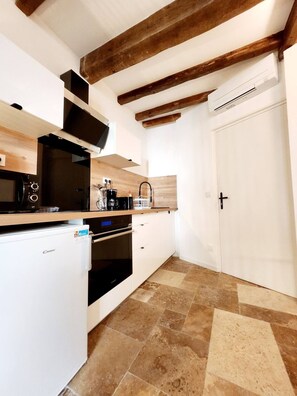 Kühlschrank, Mikrowelle, Ofen, Wasserkocher mit Kaffee-/Teezubehör