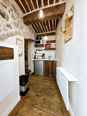 Kühlschrank, Mikrowelle, Wasserkocher mit Kaffee-/Teezubehör