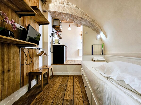 Tabla de planchar con plancha, wifi gratis y ropa de cama 