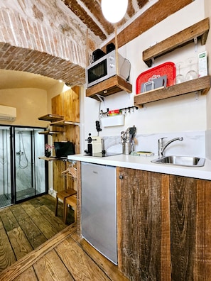 Kühlschrank, Mikrowelle, Wasserkocher mit Kaffee-/Teezubehör