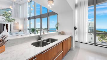 Room (The Setai 1505 TH B) | 1 bedroom, soundproofing, free WiFi, bed sheets