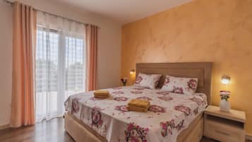 Family Villa | Individually decorated, individually furnished, desk, laptop workspace