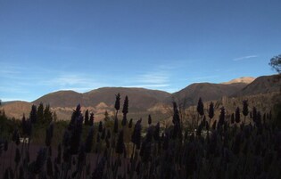 Un paisaje montañoso con cielo despejado.