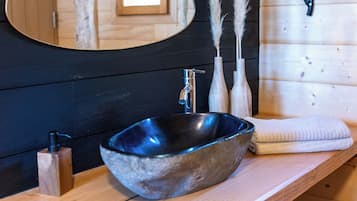 Een douche, handdoeken, zeep, toiletpapier