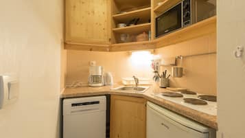 Geladeira, micro-ondas, fogão, lava-louças