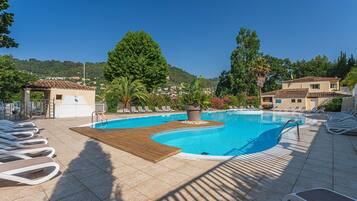 Een verwarmd zwembad