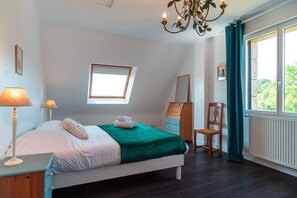 5 bedrooms, iron/ironing board, free WiFi, bed sheets
