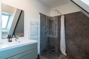Séchoir à cheveux, serviettes fournies