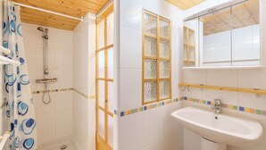 A bathroom with a shower, a sink, and a mirror. - Chalet des cimes - Avec jardin (La Bresse)