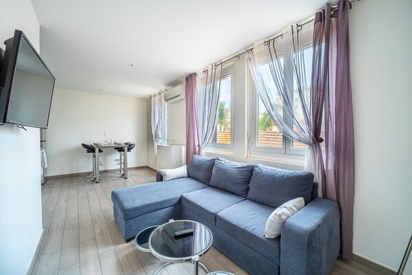 TV - Villa Welcom 4 - 2min à Pied de la Plage (Canet-en-Roussillon)