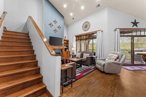Condo, Multiple Beds, Balcony (Penthouse Eagle View) | Living area